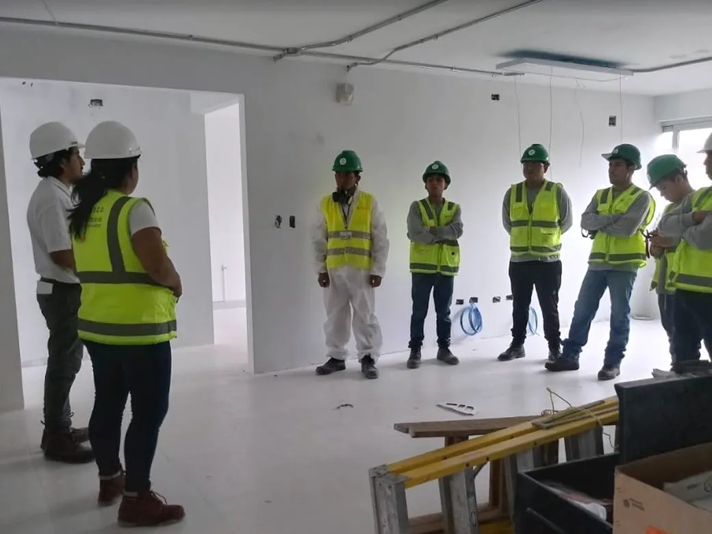 Cuadrilla de Arqdeco reunida en un local en obra antes de empezar la jornada
