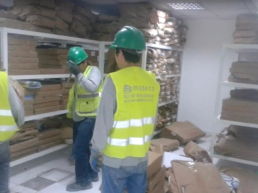 Dos operarios montando estantería de melamina en el almacén de una tienda